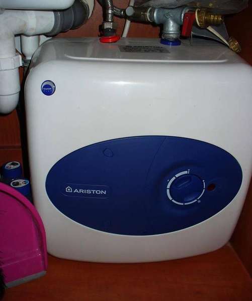 Накопительный электрический водонагреватель Аристон 15 литров под мойкой