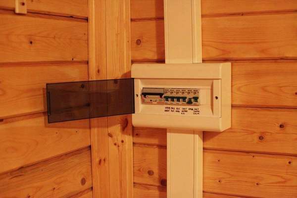 Электропроводка в деревянном доме: пошаговая инструкция