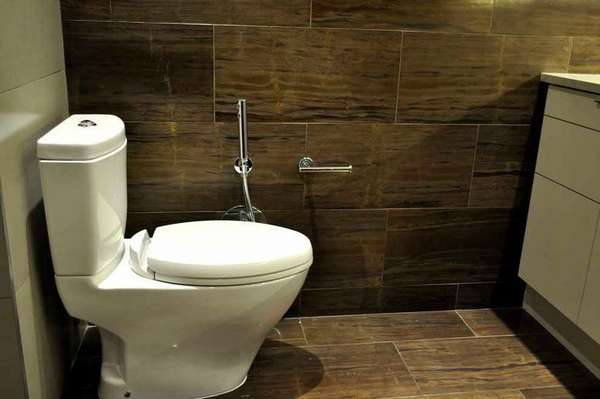 Гигиенический душ в туалете. Фото демонстрирует эстетические преимущества скрытой установки подводящей арматуры