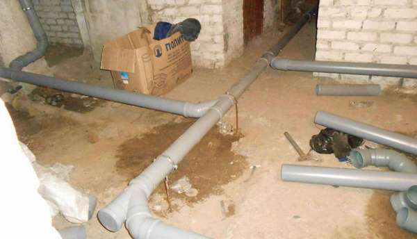 Как лучше закрепить канализационные трубы к стене: виды креплений и способы правильного монтажа