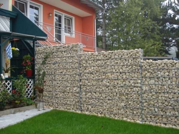 Как сделать забор из камня: выбираем материал и оформление