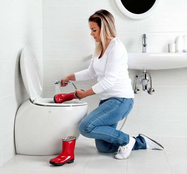 Унитаз с функцией биде с гигиеническим душем: такое дополнение пригодится для мойки обуви, ручной очистки сантехники и прилегающей площадки