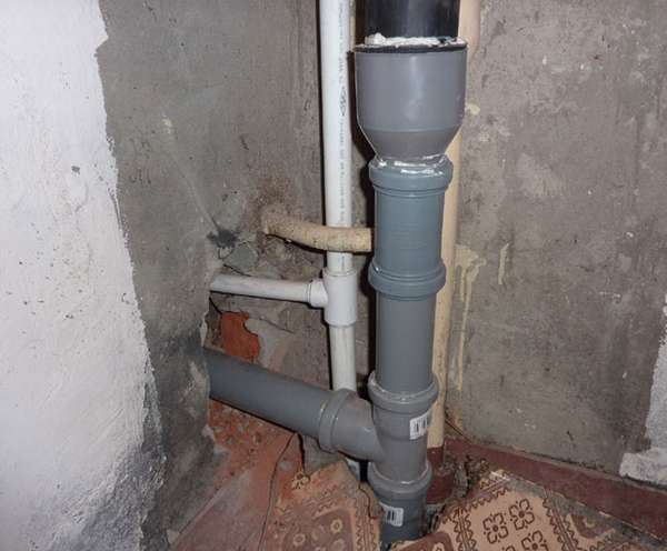 соединение стояка и труб канализации на этаже