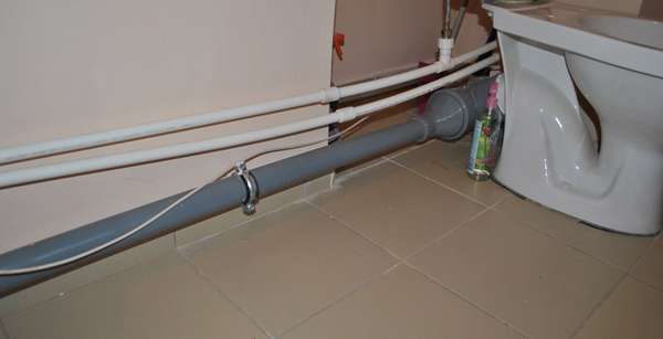 Как лучше закрепить канализационные трубы к стене: виды креплений и способы правильного монтажа