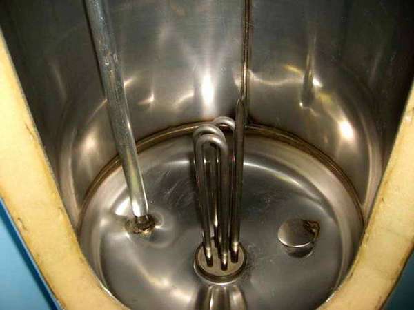 Чистота внутри бака зависит от наличия покрытия и качества поступающей воды