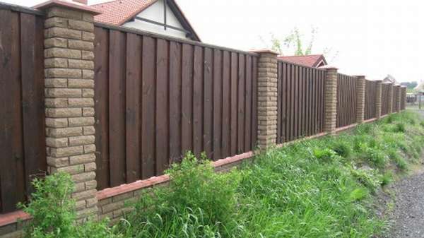 Как покрасить забор: выбор материала и инструкция