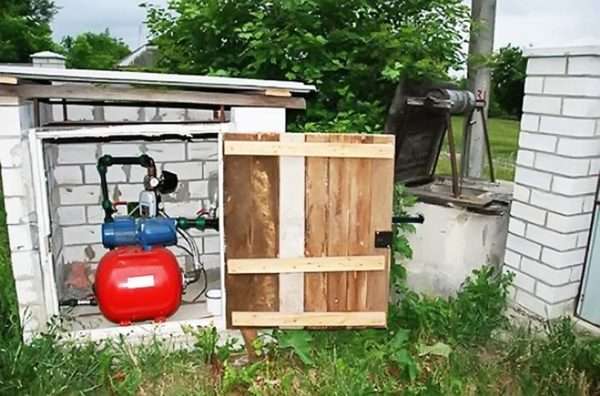 Автоматическая станция водоснабжения частного дома в шкафу управления