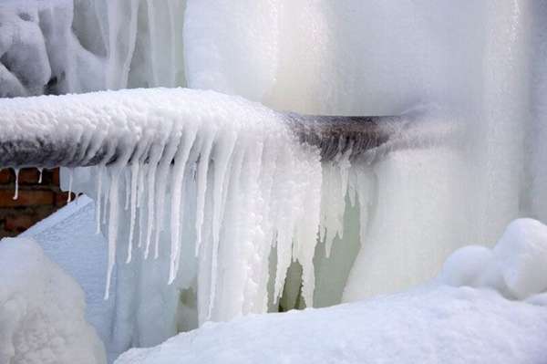 Замёрзшая вода разрывает прочные стенки металлической трубы