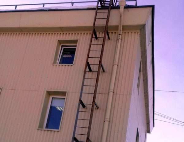 вертикальная пожарная лестница