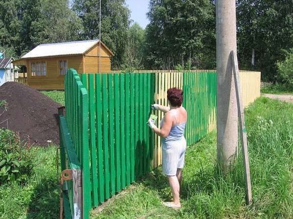 Как покрасить забор: выбор материала и инструкция