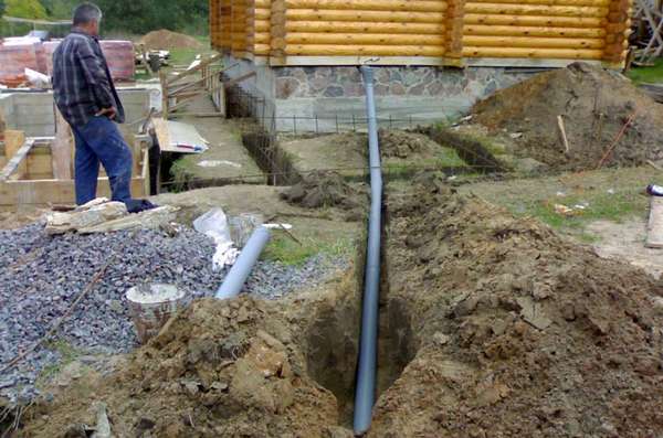 На какую глубину нужно закапывать канализационную трубу в частном доме?