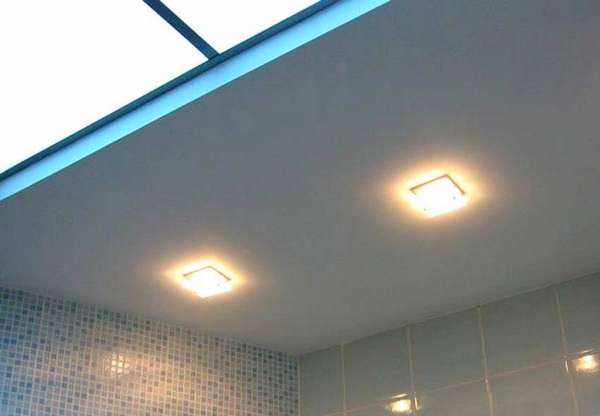 Вот так могут выглядеть потолочные светодиодные светильники в ванной