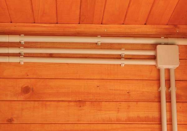 При наружной проводки в деревянном доме можно использовать трубы ПВХ