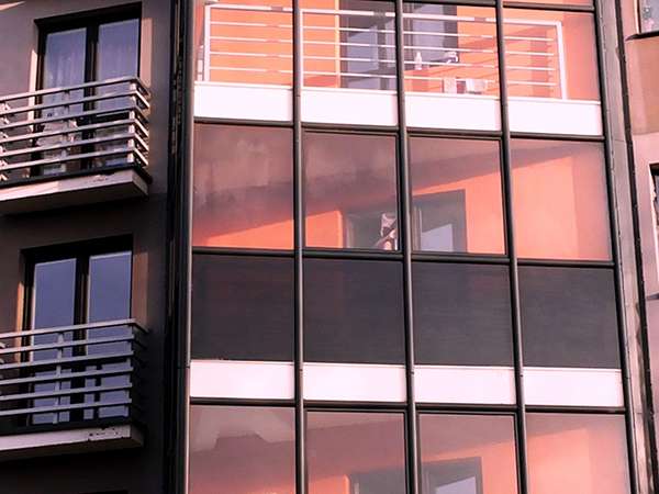 Как сделать тонировку балкона: выбор пленки, процесс тонирования