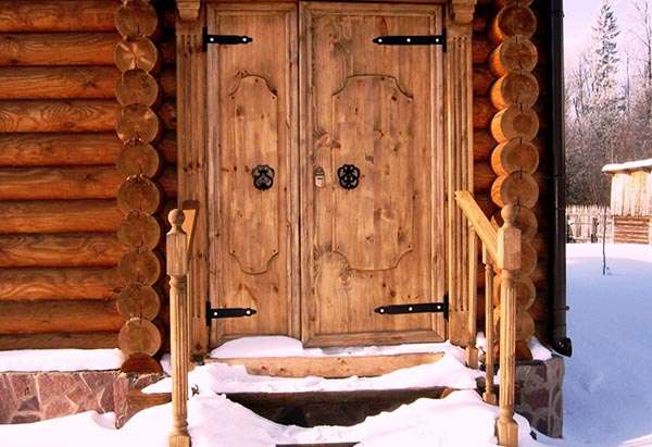 деревянная дверь бани