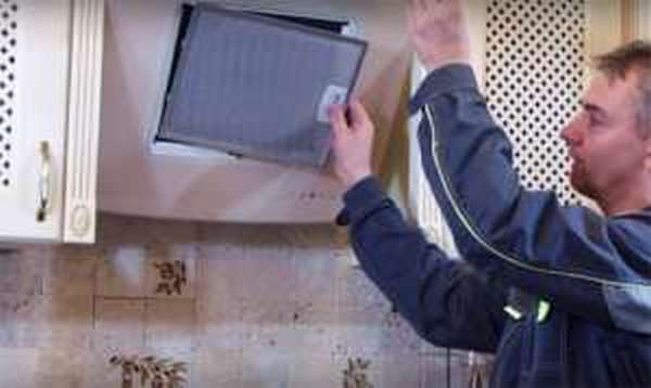 Правильно выбираем вытяжки для кухни с отводом в вентиляцию: полезная информация и советы экспертов