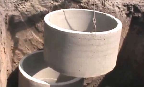 как опустить бетонные кольца в выгребную яму