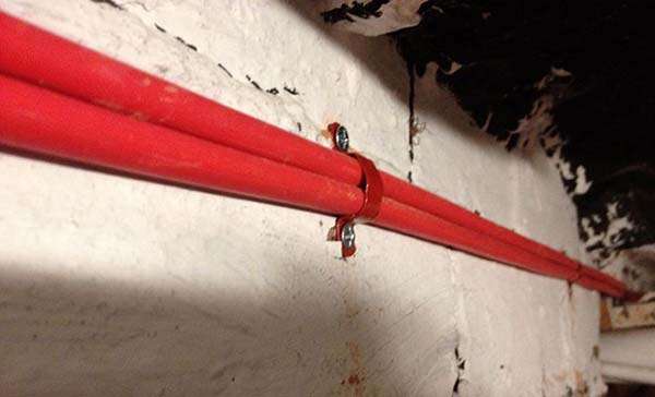 кабель, примонтированный к стене