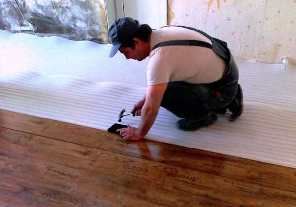 Как класть ламинат на бетонный пол