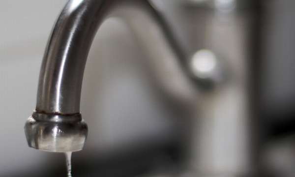 В многоэтажных домах причиной является не качественная подготовка воды к потребителю